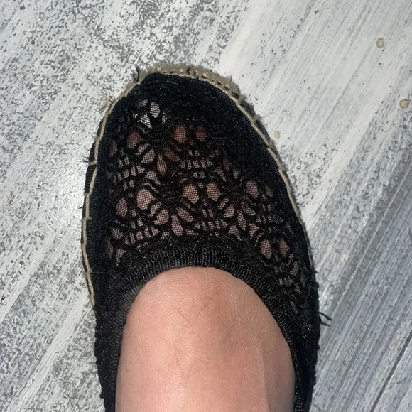 Black lace slip on shoes - Picture 2 of 5